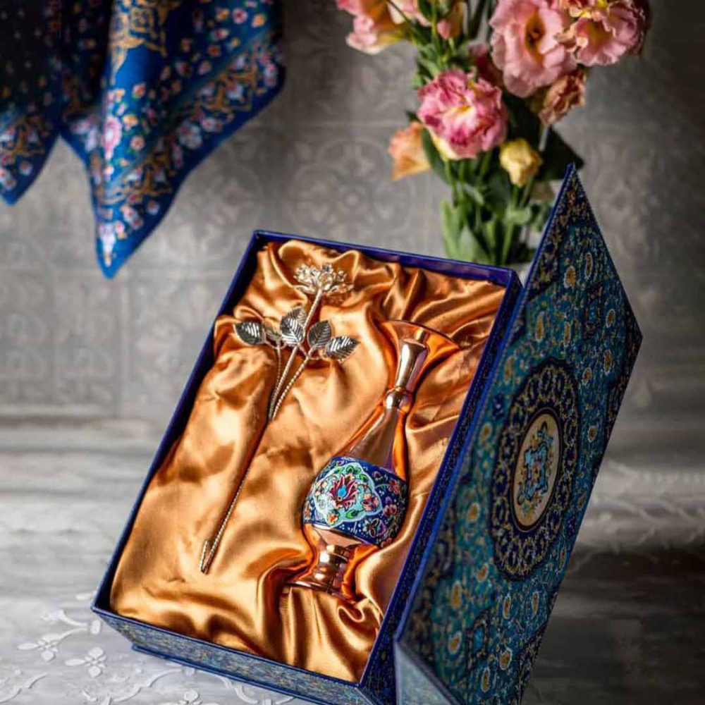 گلدان صراحی مس و پرداز همراه با گل نقره